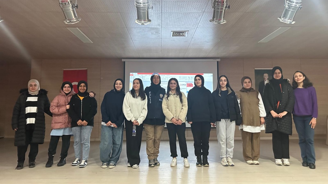 Polis Memuru Tuğba İmre Öğrencilerimize Mesleğini Tanıttı.